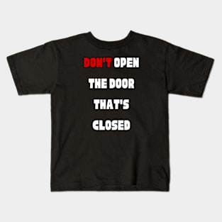 Don't open the door that's closed Kids T-Shirt